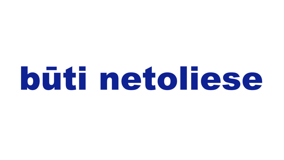 būti netoliese