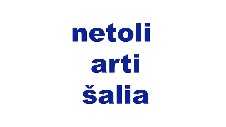 netoli, arti, šalia