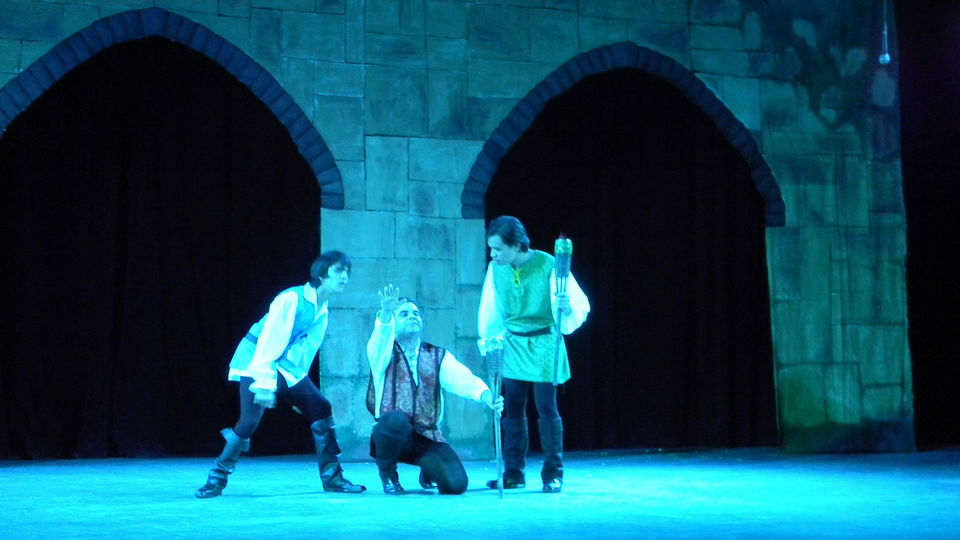 į teatrą